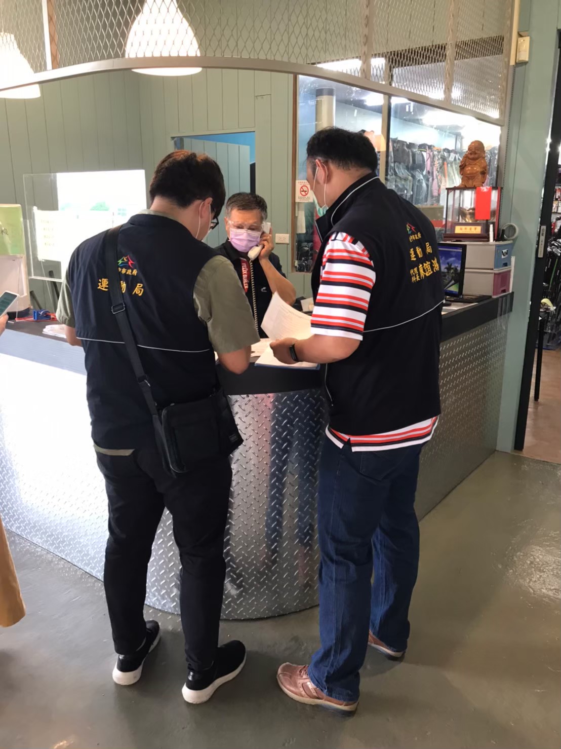 (圖)Implementing sports venue consumer protection checks to allow people to exercise without worry A local government checks a sports venue. (2)